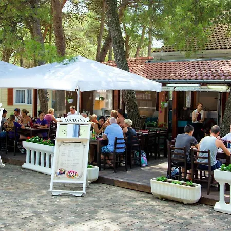 아파트 Kozarica In Pakostane, Prime Location On The Beach *